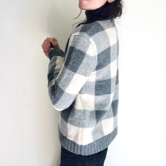 100% lambswool gray gingham sweater - Picture 3 of 14